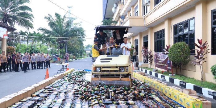 Polda Banten Musnahkan Barang Bukti Narkotika dan Ribuan Botol Miras Hasil Operasi 2025