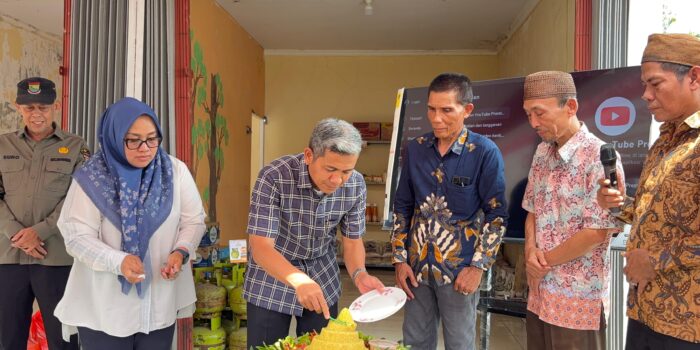 Sinergi Membangun Desa Camat Tigaraksa Berikan Potongan Tumpeng dalam Launching Koperasi Desa Merah Putih (KDMP) Cisereh