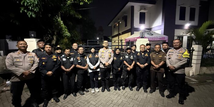 Polsek Pinang Libatkan Pokdar Kamtibmas dan Senkom Mitra Polri Amankan Mayday Lewat Apel Sabuk Kamtibmas