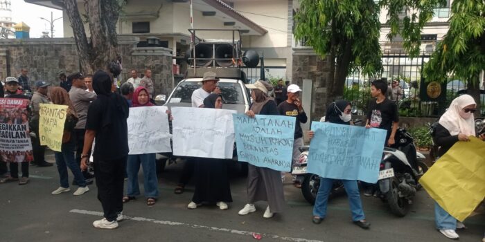 80 Warga Kadu Jaya Demo di PN Tangerang, Tuntut Tolak Gugatan Paramount Soal Lahan Sengketa