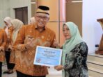 Kepala DPPKB Kabupaten Tangerang Achmad Muchlis menyerahkan sertifikat analisis achmad muchlis dppkb bkr sindang jaya harganas ayah wajib hadi