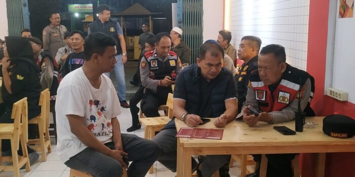 Nobar Piala Dunia 2026 di Tangerang, Kapolsek & Kasat Intelkam Dialog Kamtibmas dengan Warga