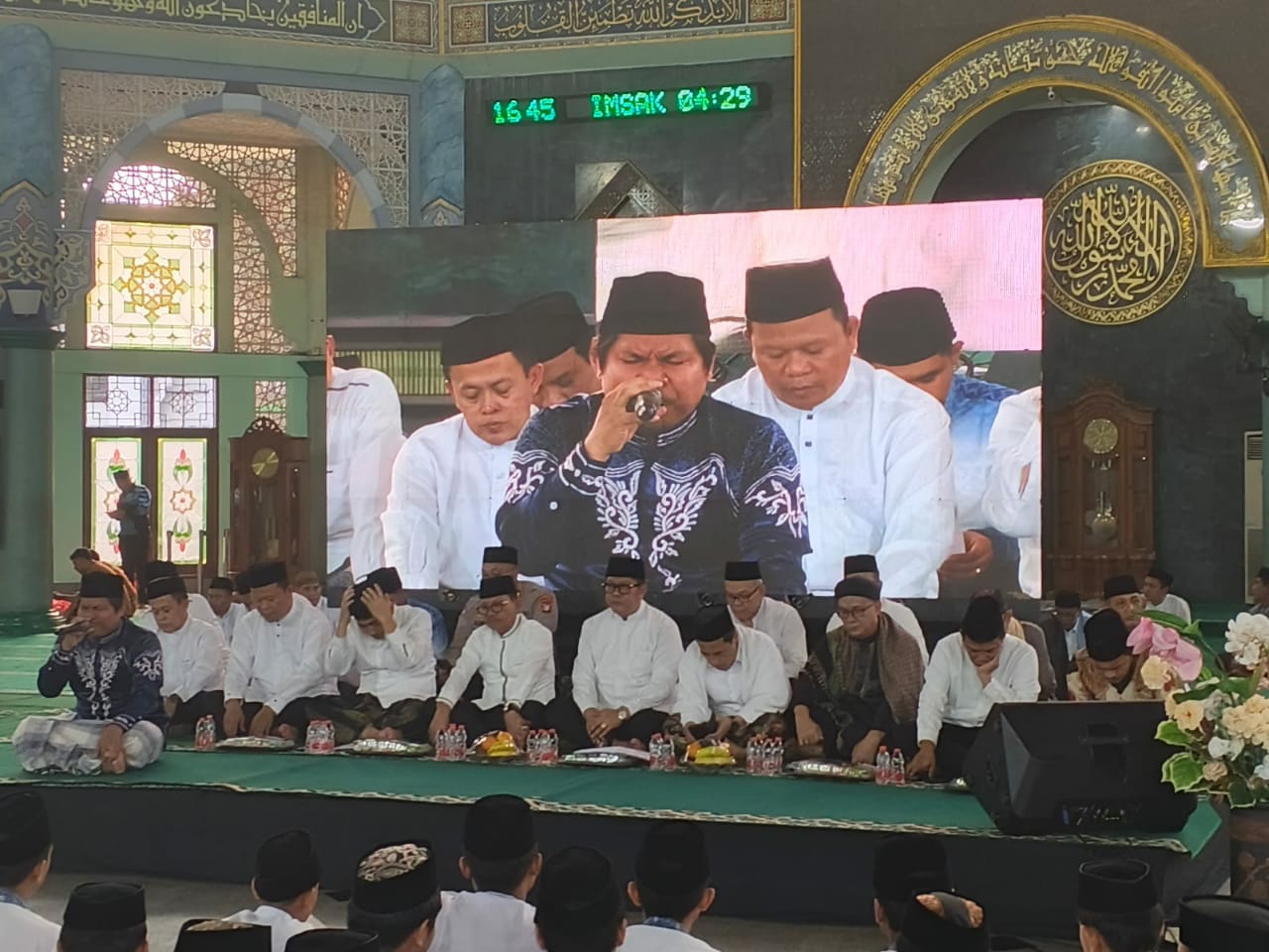 Ratusan jamaah mengikuti dzikir bersama dalam rangkaian pembukaan Festival Al-Azhom 1448 H di Masjid Raya Al-Azhom Kota Tangerang
