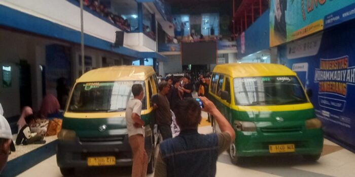 Naik 2 Angkot Ciledug, 80 Mahasiswa Tangerang Geruduk DPR RI: “Negara Gagal Jaga Kewarasan Rakyat”