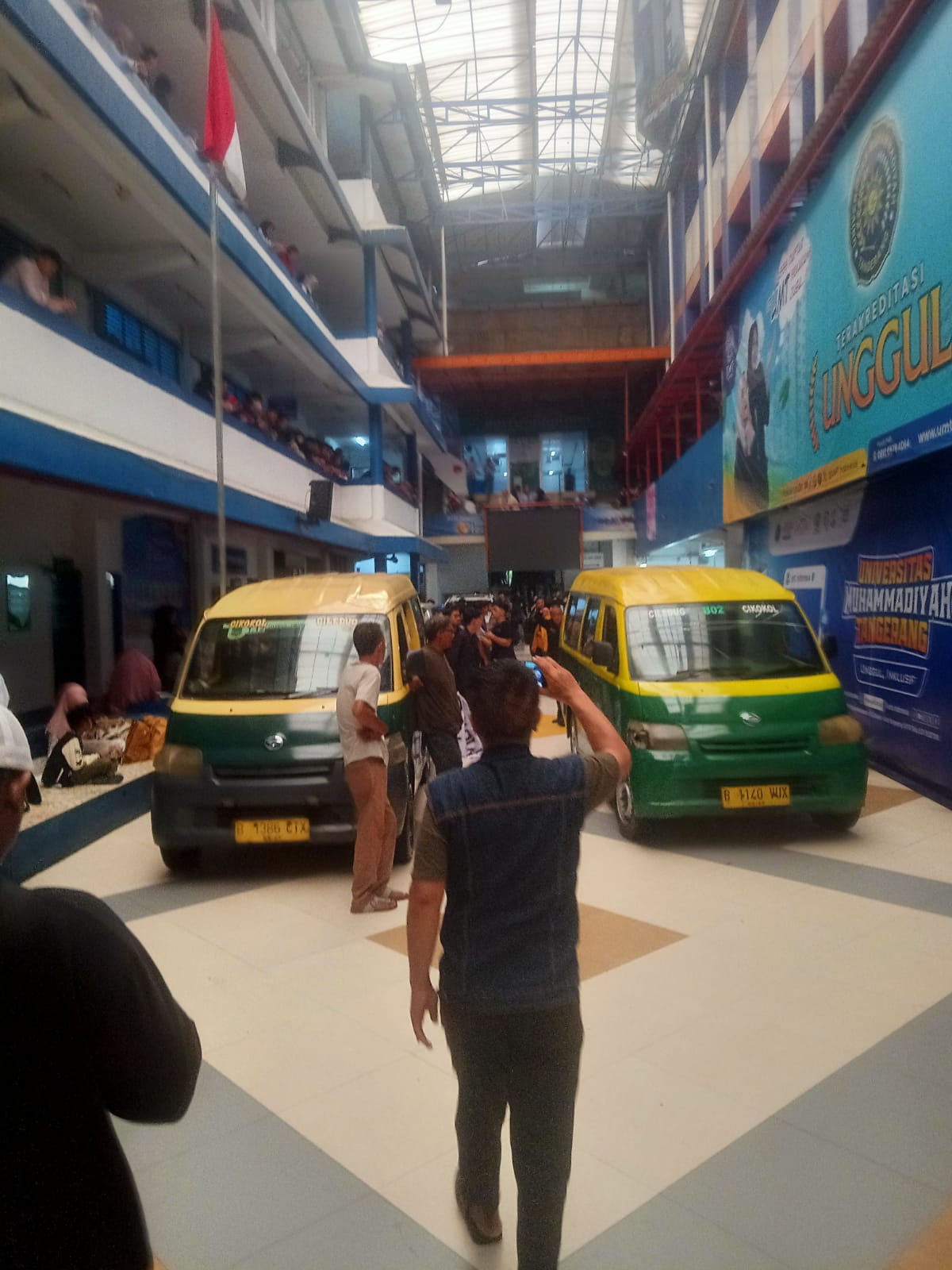 Cuma Modal Angkot Ciledug, Puluhan Mahasiswa UMT Nekat Demo Prabowo-Gibran ke DPR RI