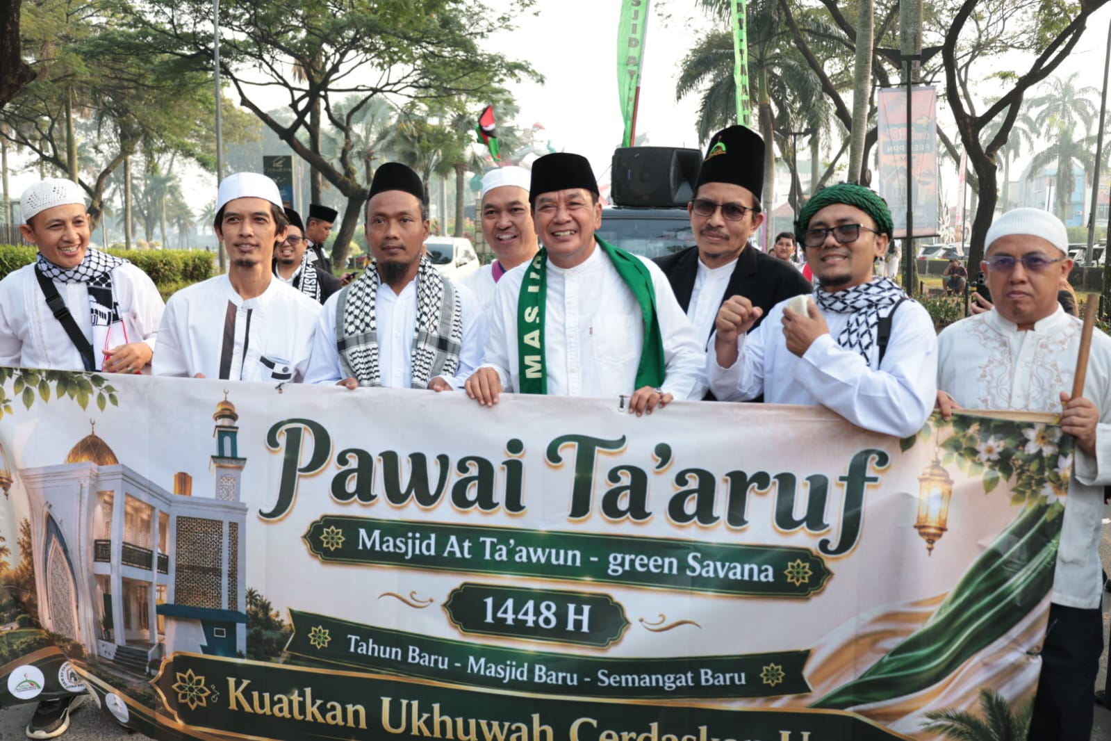 Bupati Tangerang Moch Maesyal Rasyid foto bersama peserta Pawai Taaruf Masjid At Taawun Green Savana 1 Muharram 1448 H Citra Raya