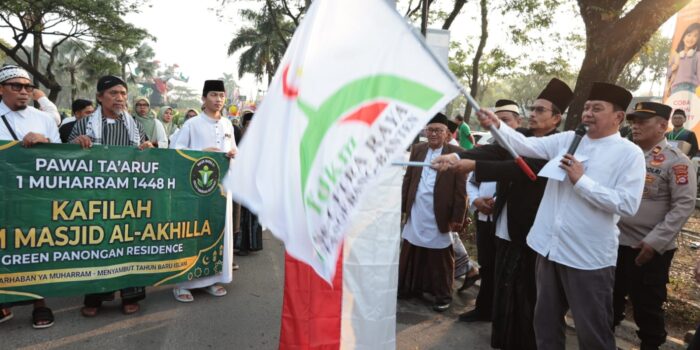 Bupati Tangerang Moch Maesyal Rasyid kibarkan bendera lepas Pawai Taaruf 1 Muharram 1448 H di Citra Raya Panongan