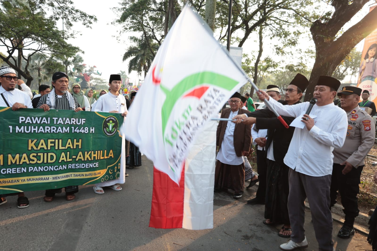 Bupati Tangerang Moch Maesyal Rasyid kibarkan bendera lepas Pawai Taaruf 1 Muharram 1448 H di Citra Raya Panongan