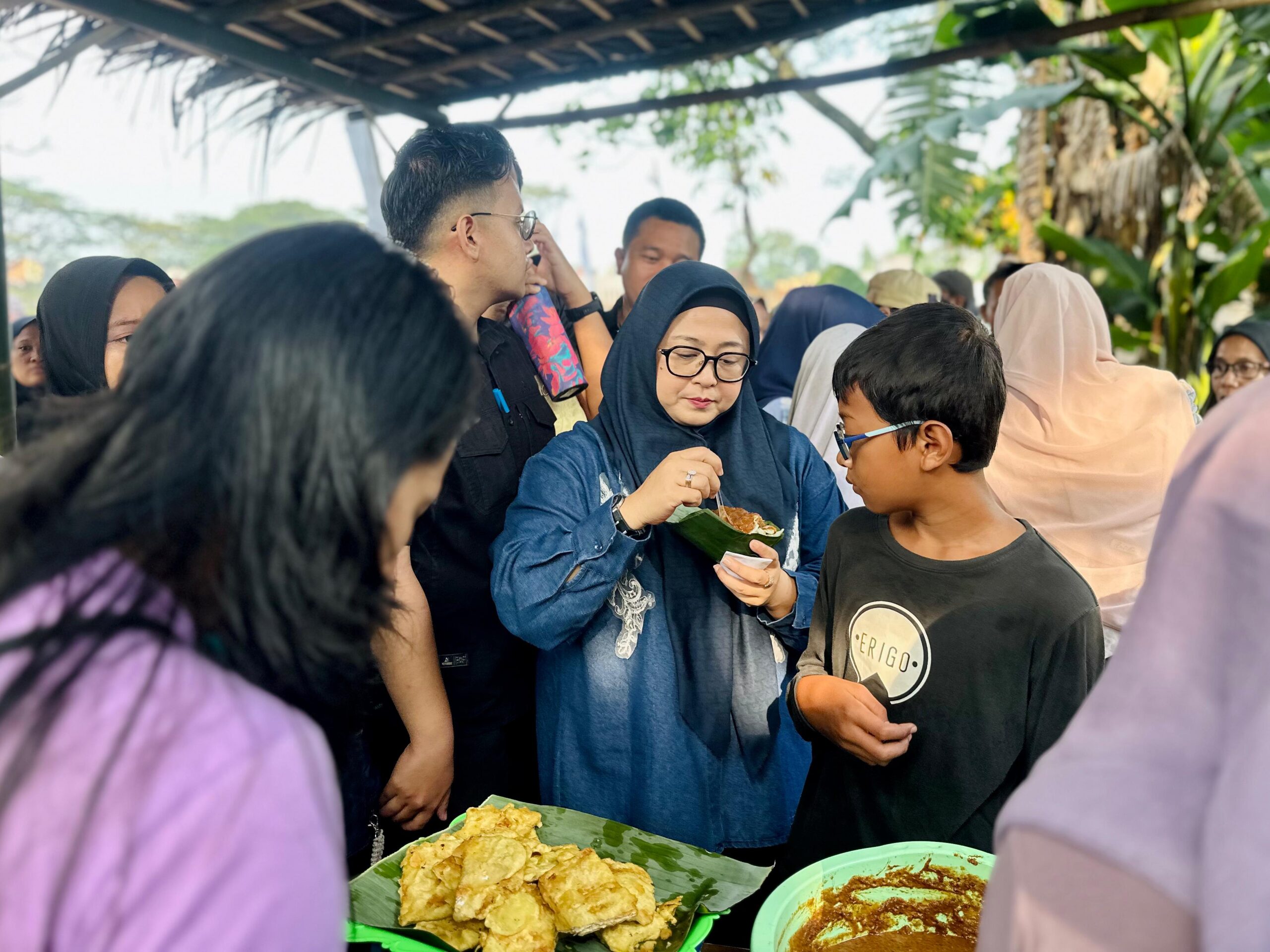 Wabup Tangerang Intan Nurul Hikmah makan jajanan tradisional di Pasar Sumur Gede Cipari Desa Ciakar Panongan