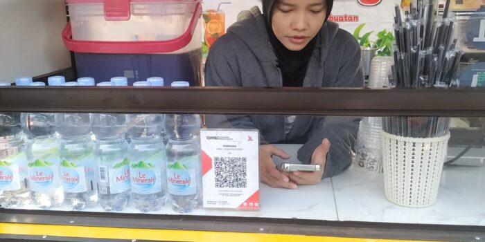 Della pedagang Es Teh Poci tersenyum di gerobak kuning Taman Elektrik Masjid Raya Al-Azhom Tangerang