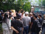 demo-warga-rw-001-cikokol-tolak-sk-lurah-solihin.jpg` Kapolsek Tangerang Kompol Suyatno berdialog dengan warga RW 001 Cikokol saat aksi demo di Kantor Kelurahan`