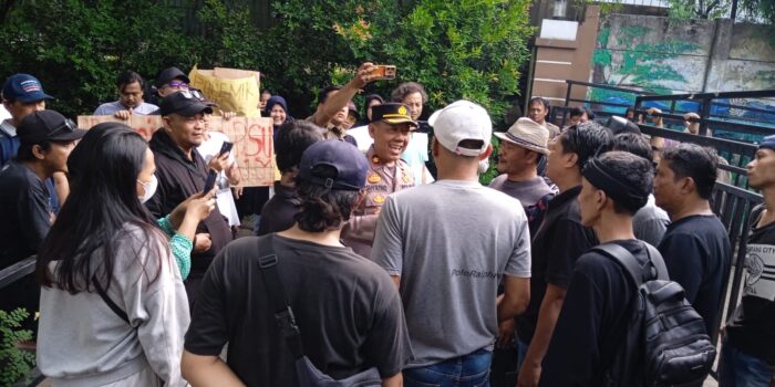 Kapolsek Tangerang Kompol Suyatno berdialog dengan warga RW 001 Cikokol saat aksi demo di Kantor Kelurahan`