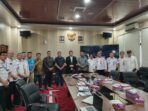 rapat-dprd-tangerang-pln-dishub-bahas-pemerataan-pju.jpg` Ketua Komisi I DPRD Kabupaten Tangerang Bimo Mahfudz Fudianto dan Ketua DPRD Muhamad Amud foto bersama usai rapat koordinasi pemerataan PJU dengan PLN UP3 Cikupa dan Dishub`