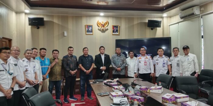 Ketua Komisi I DPRD Kabupaten Tangerang Bimo Mahfudz Fudianto dan Ketua DPRD Muhamad Amud foto bersama usai rapat koordinasi pemerataan PJU dengan PLN UP3 Cikupa dan Dishub`