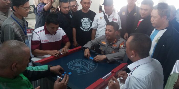 Kapolres Metro Tangerang Kota Kombes Pol Raden Muhammad Jauhari main domino bersama peserta dari Sabuk Kamtibmas dan Orado