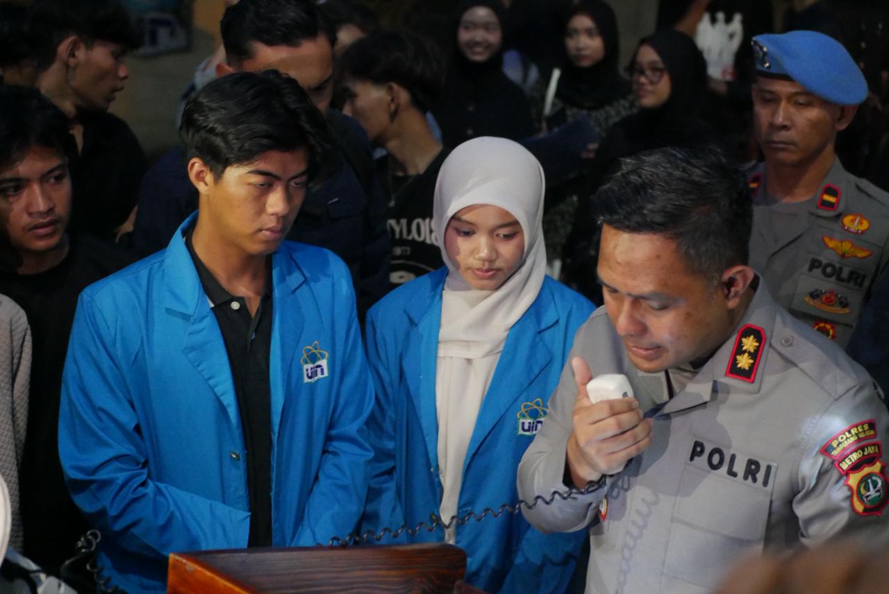 Kapolres Tangsel AKBP Boy Jumalolo tanda tangan pernyataan komitmen kawal kebebasan berpendapat mahasiswa UIN Jakarta di aksi Muharam Melawan Ciputat