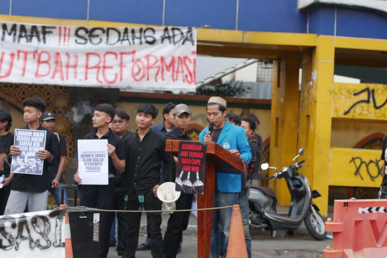 Aksi Muharam Melawan mahasiswa santri UIN Jakarta di Ciputat dengan spanduk Khutbah Reformasi desak pemerintah hentikan MBG KDMP