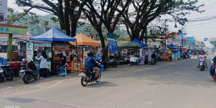 Pedagang kaki lima di depan Terminal Bayah Lebak Banten diduga jadi korban pungli Rp10 ribu per gerobak oleh oknum