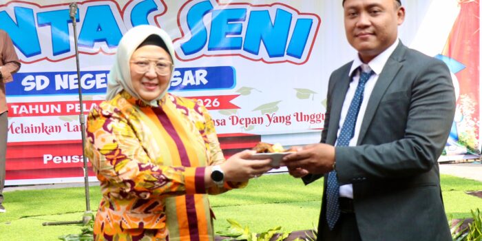 Wakil Bupati Tangerang Intan Nurul Himah hadiri tasyakuran purnawiyata SDN Peusar Tigaraksa serahkan tumpeng tegaskan sekolah swasta gratis bertahap