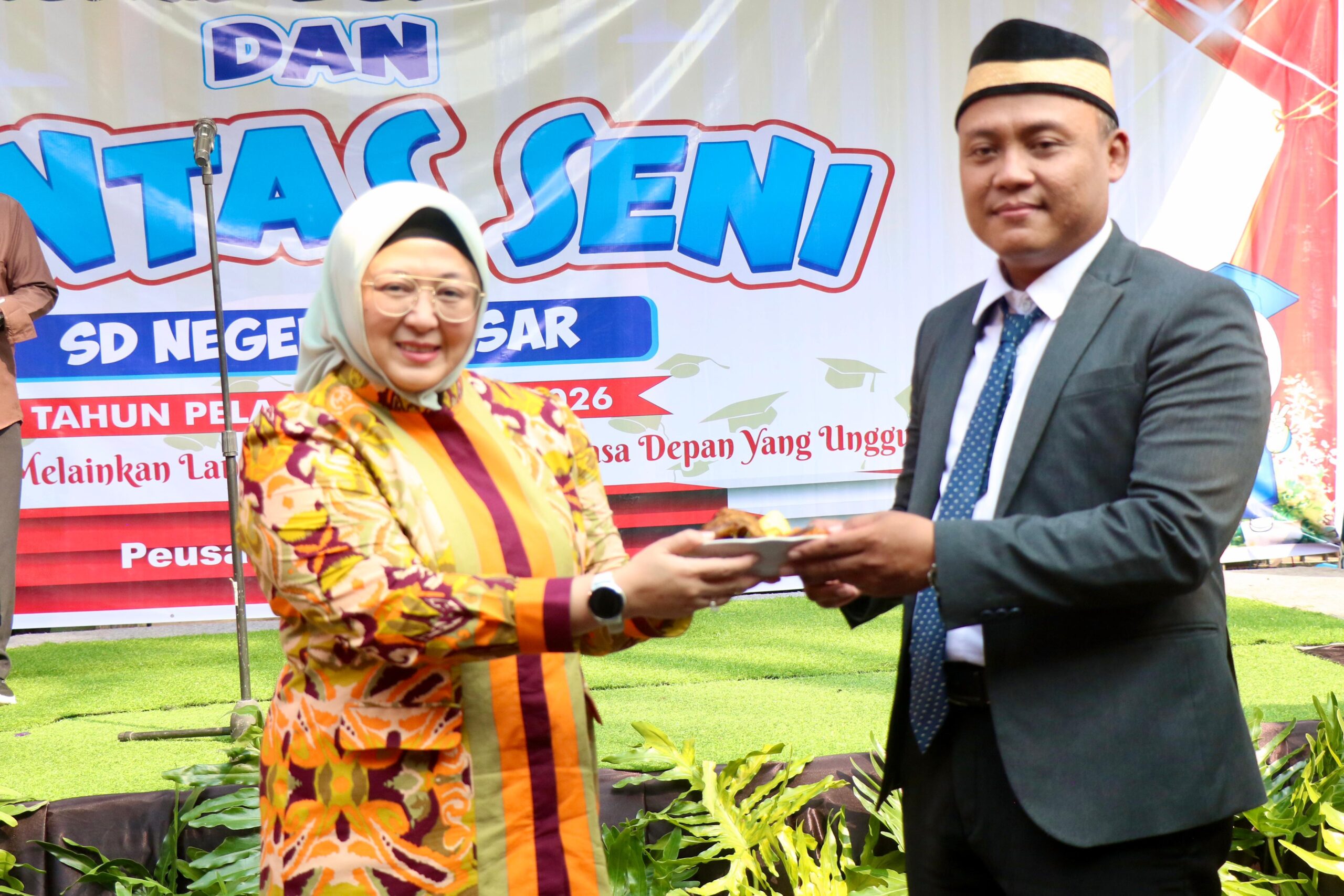 Wakil Bupati Tangerang Intan Nurul Himah hadiri tasyakuran purnawiyata SDN Peusar Tigaraksa serahkan tumpeng tegaskan sekolah swasta gratis bertahap
