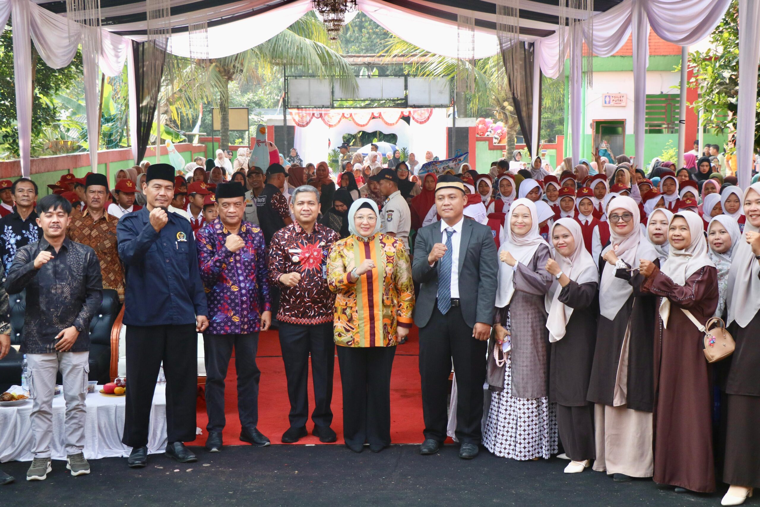 Wakil Bupati Tangerang Intan Nurul Himah foto bersama di Tasyakuran Purnawiyata SDN Peusar Tigaraksa tegaskan sekolah swasta gratis bertahap