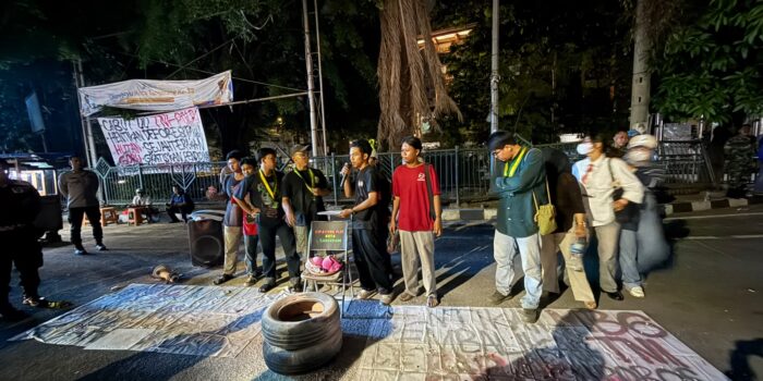 Puluhan Mahasiswa Demo Tolak Program MBG di Taman Gajah Tangerang