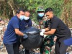 Bupati Tangerang Moch Maesyal Rasyid memakai kaos biru dan masker bersama TNI mengangkat kantong sampah hitam berukuran besar dalam kegiatan Jumat Bersih di Desa Tobat Balaraja pada 19 Juni 2026