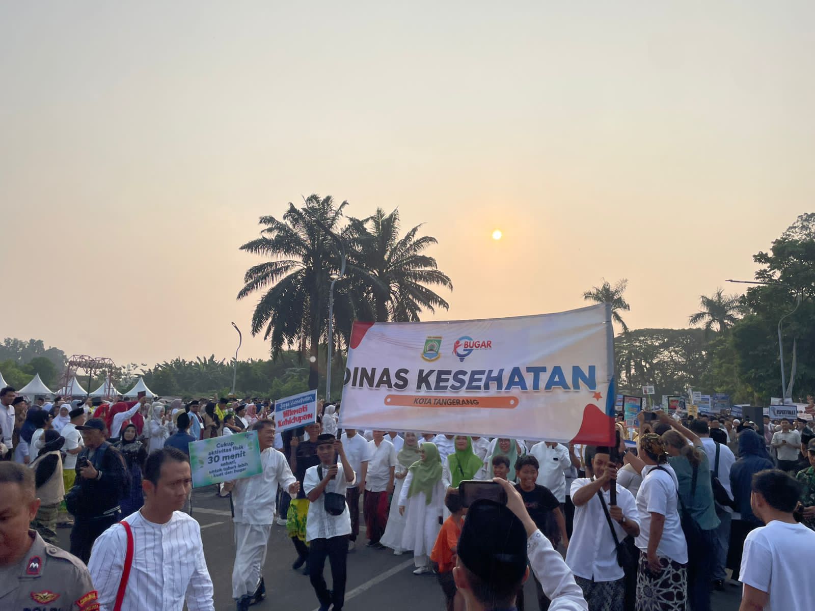 Ribuan peserta Jalan Sehat Sarungan Festival Al Azhom 2026 membawa spanduk Dinas Kesehatan dan Dinas Pendidikan di Puspemkot Tangerang