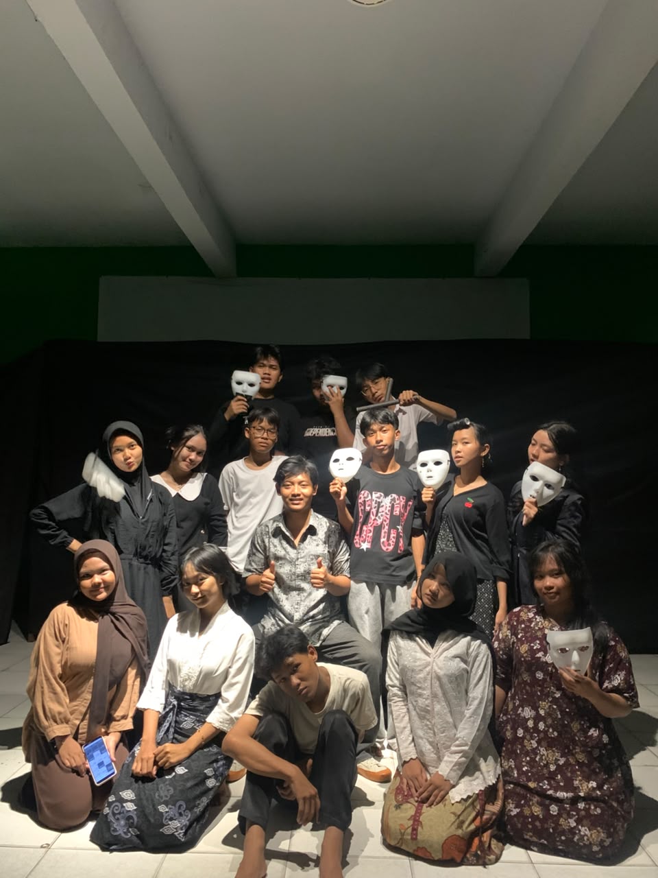 Anggota Teater Bisa Meren SMK Pilar Bangsa Sepatan berfoto bersama dengan properti topeng usai latihan pementasan SAMSARA