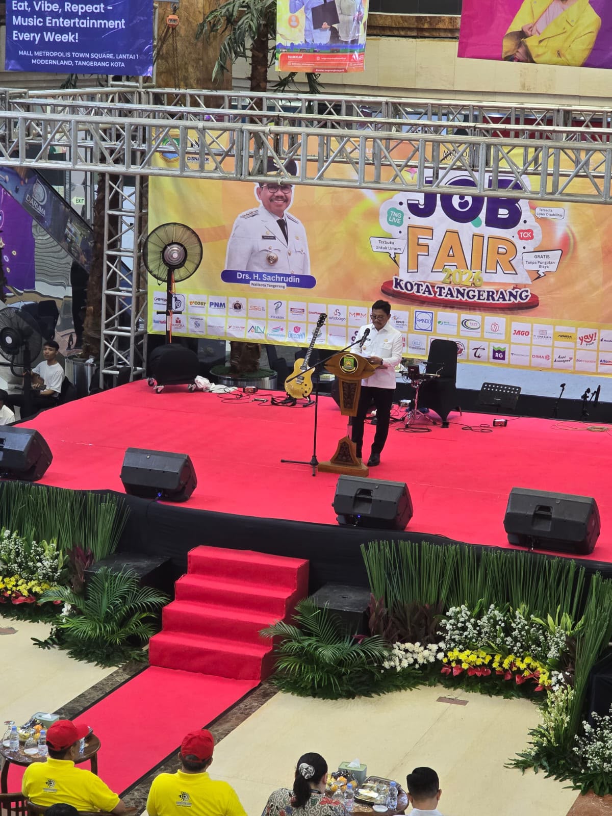 Walikota Tangerang Drs. H. Sachrudin memberikan sambutan pembukaan Job Fair Kota Tangerang 2026 di Mall Metropolis Town Square