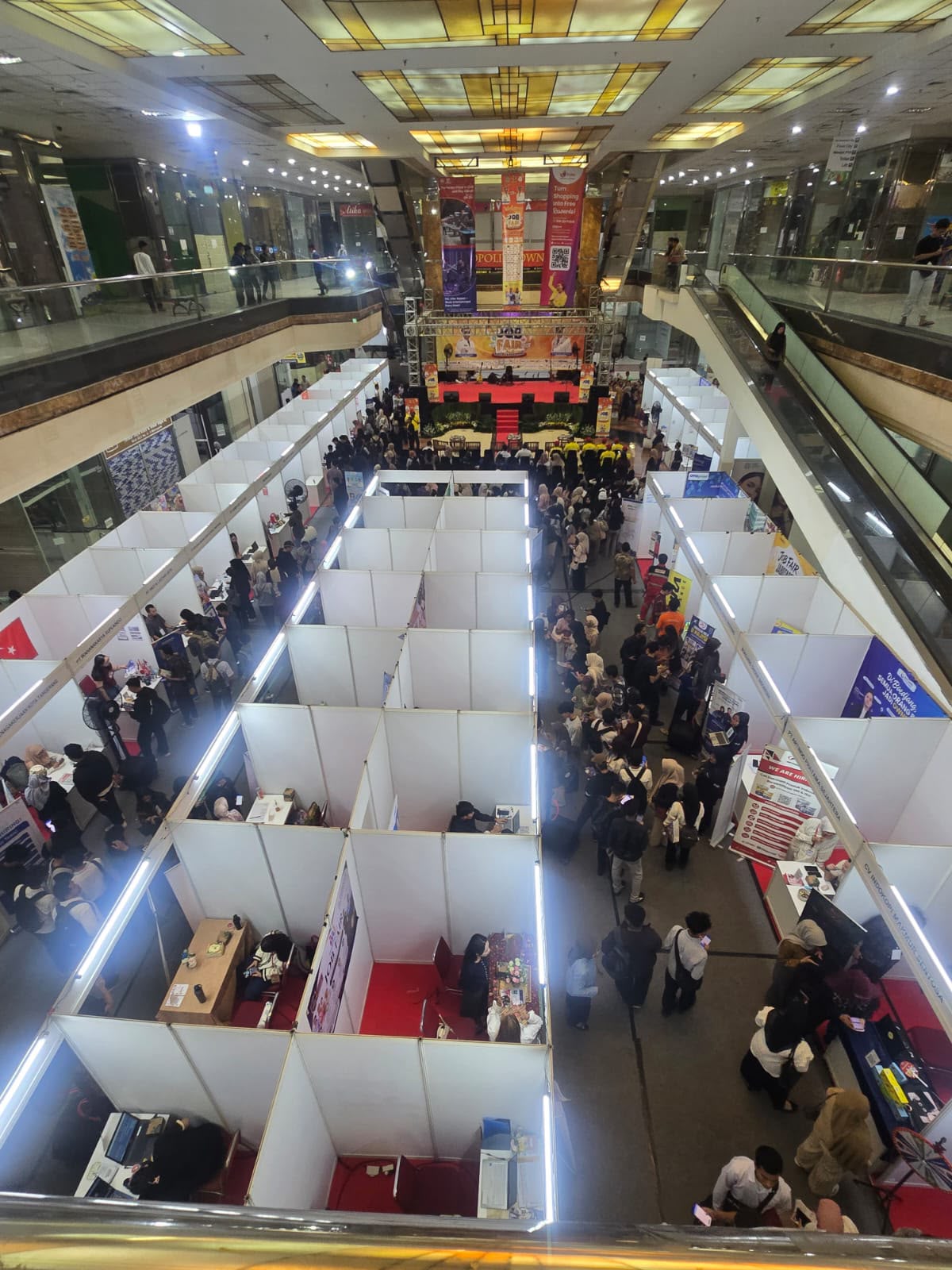 Puluhan booth perusahaan dan ribuan pencari kerja padati Job Fair Kota Tangerang 2026 di Mall Metropolis Town Square dengan 15.000 lowongan