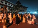 Foto jamaah berkumpul di depan gedung Jamaah haji Kloter 16 Kota Tangerang tiba di Masjid Al-Azhom 24 Juni 2026