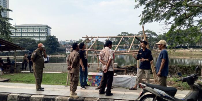 Trantib Tangerang Bongkar Paksa Lapak Permanen di Situ Gede, Camat: Merusak Keindahan Kota