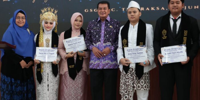 Bupati Maesyal Rasyid bersama siswa berprestasi SMK Satya Muda Gemilang 2026