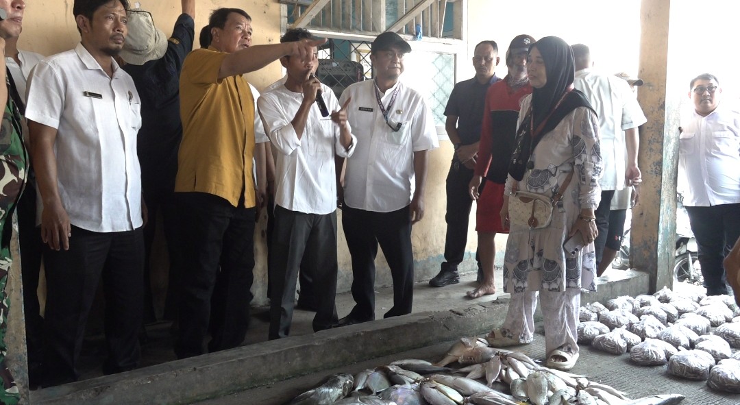 Bupati Tangerang Moch Maesyal Rasyid meninjau hasil tangkapan ikan nelayan di TPI Tanjung Pasir Kecamatan Teluknaga