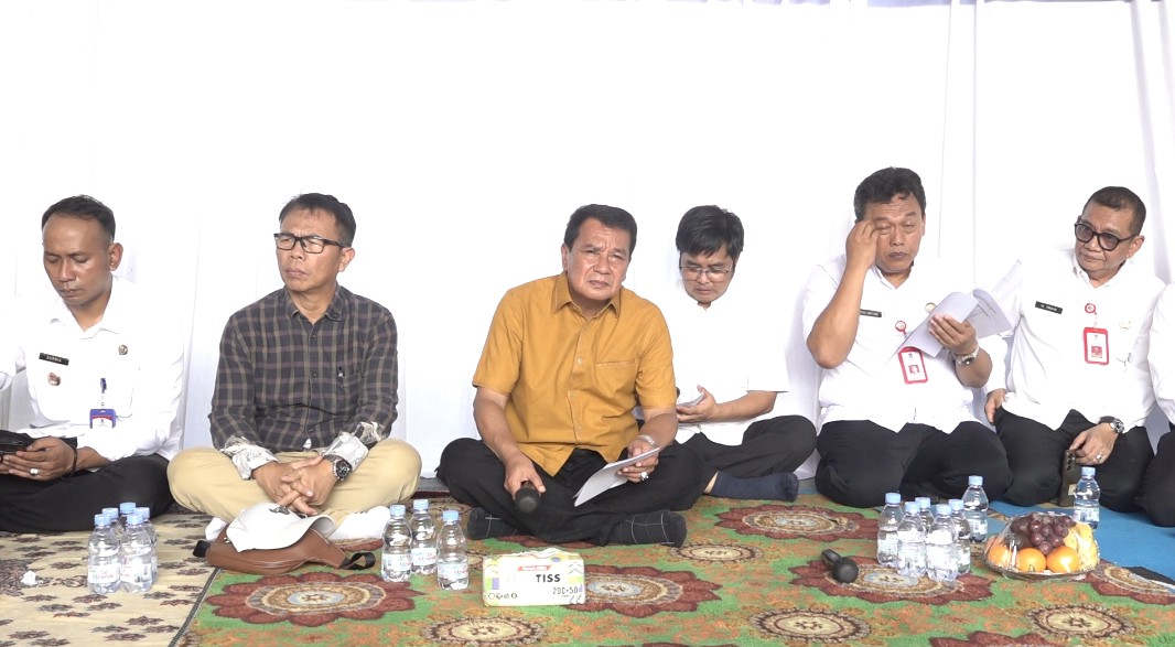 Bupati Tangerang Moch Maesyal Rasyid ngariung duduk lesehan bersama OPD dan komunitas nelayan di TPI Tanjung Pasir Teluknaga