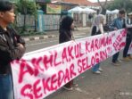 Mahasiswa CGMT Bentang Spanduk Demo di Kantor Kecamatan Tangerang Mahasiswa CGMT membentangkan spanduk bertuliskan Akhlaqul Karimah saat aksi demo di depan Kantor Kecamatan Tangerang