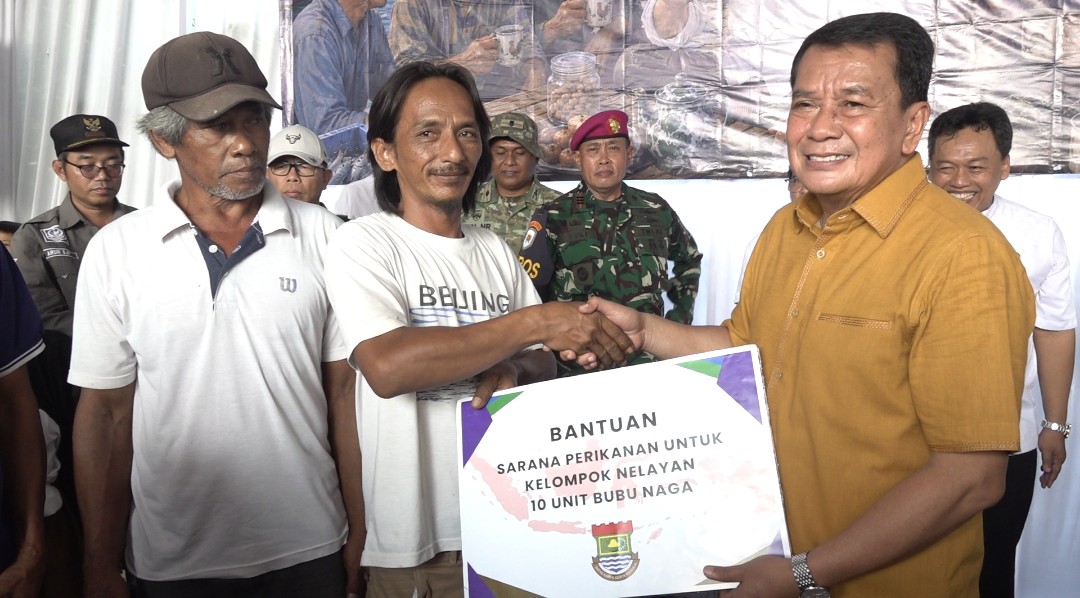 Bupati Tangerang Moch Maesyal Rasyid menyerahkan bantuan 10 unit bubu naga kepada kelompok nelayan Tanjung Pasir