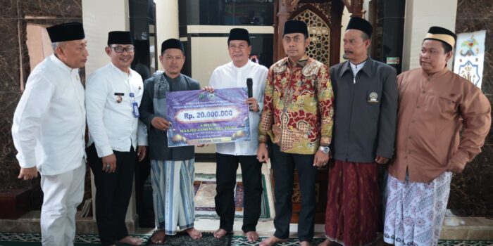 Bupati Tangerang Moch Maesyal Rasyid menyerahkan bantuan Rp20 juta kepada pengurus Masjid Jami Nurul Huda Kiara Patung Pakuhaji