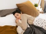 ciri-kepribadian-orang-yang-suka-tidur-sambil-peluk-guling-menurut-psikologi-1763045715089