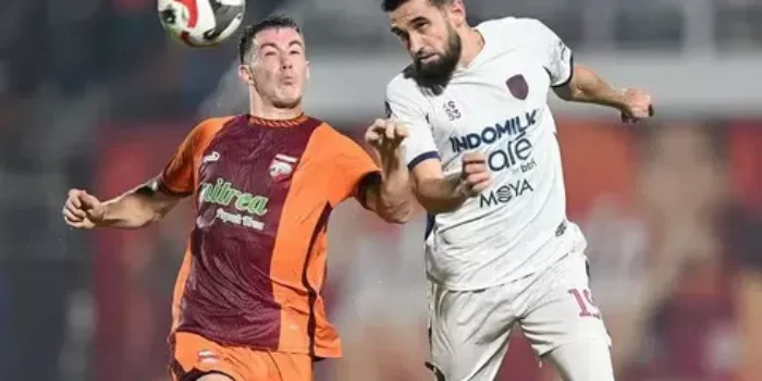 Mariano Peralta duel udara Liga 1 Indonesia