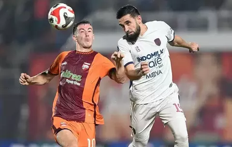 Mariano Peralta duel udara Liga 1 Indonesia