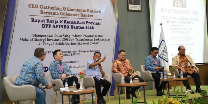 Kakanwil BPN Banten Harison Mocodompis saat menjadi narasumber di acara CEO Gathering Apindo Banten bersama Gubernur Andra Soni