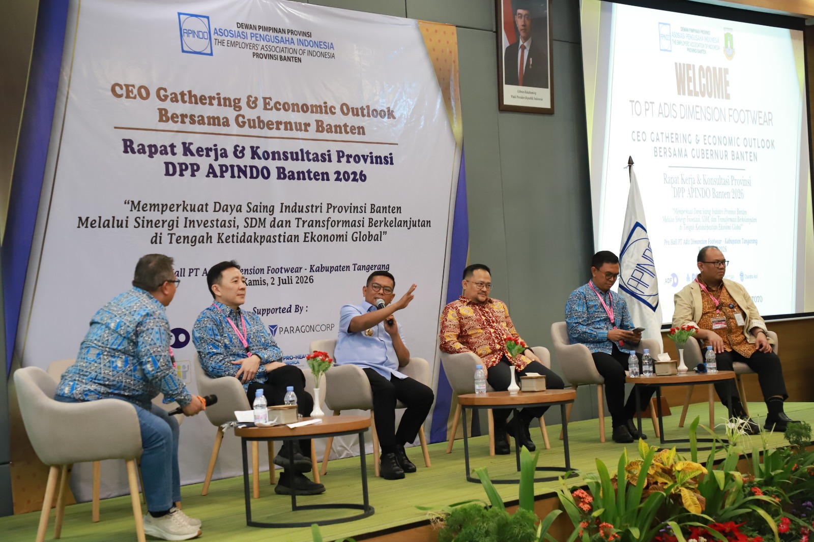 Kakanwil BPN Banten Harison Mocodompis saat menjadi narasumber di acara CEO Gathering Apindo Banten bersama Gubernur Andra Soni