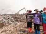 Bupati Tangerang Moch Maesyal Rasyid menunjuk titik api di TPA Jatiwaringin didampingi petugas BPBD dan PLN