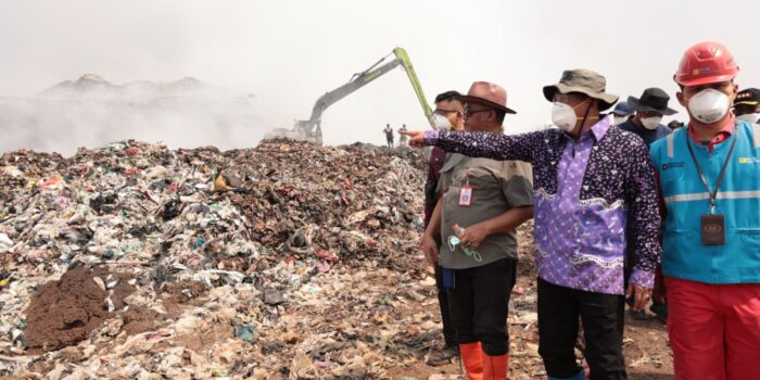 Bupati Maesyal Rasyid Terus Kawal Pemadaman TPA Jatiwaringin, Dua Helikopter BNPB Dikerahkan
