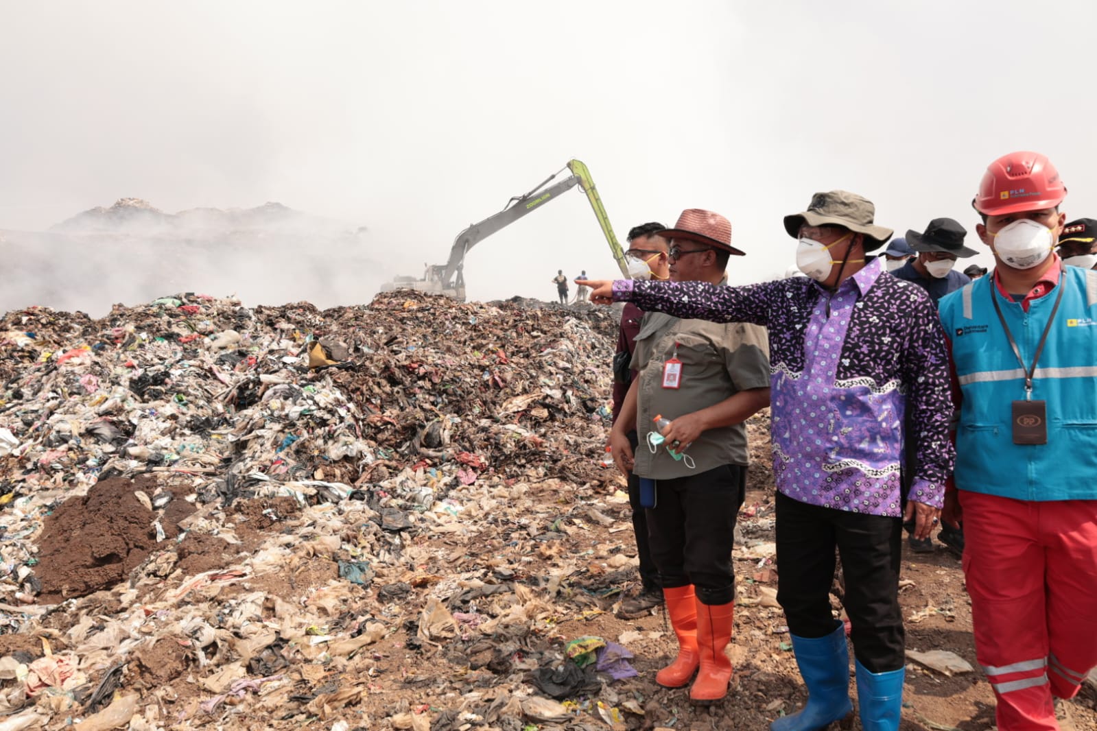 Bupati Tangerang Moch Maesyal Rasyid menunjuk titik api di TPA Jatiwaringin didampingi petugas BPBD dan PLN