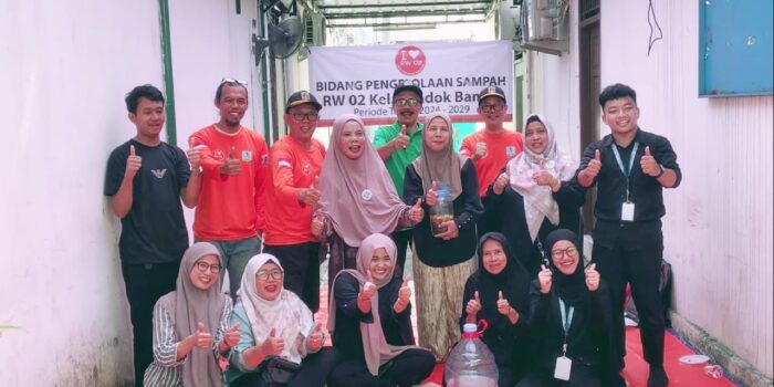 Duta Pemuda DKI Jakarta bersama tim mahasiswa ITB Bina Sarana Global dan kader PKK RW 02 Pondok Bambu usai Eco-Preunership Lab