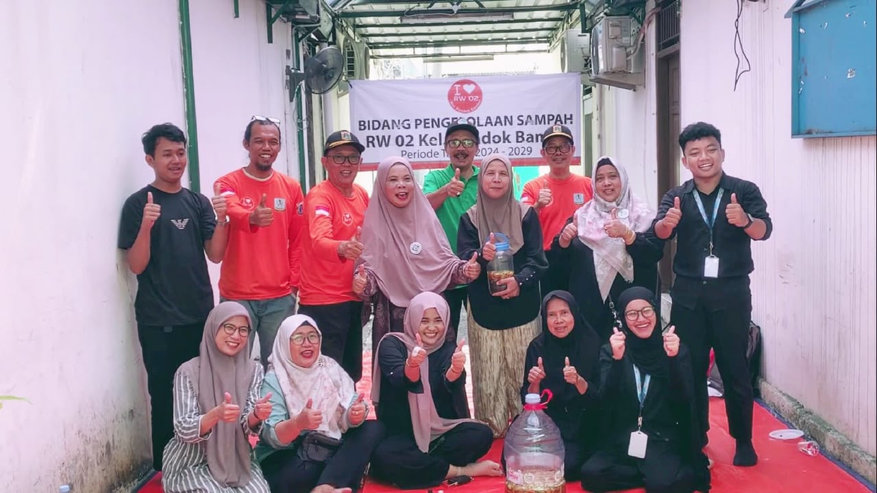 Duta Pemuda DKI Jakarta bersama tim mahasiswa ITB Bina Sarana Global dan kader PKK RW 02 Pondok Bambu usai Eco-Preunership Lab