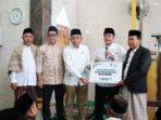 SERAH TERIMA BANTUAN Bupati Tangerang Serahkan Bantuan Rp20 Juta DKM Masjid Jamiatul Khoer